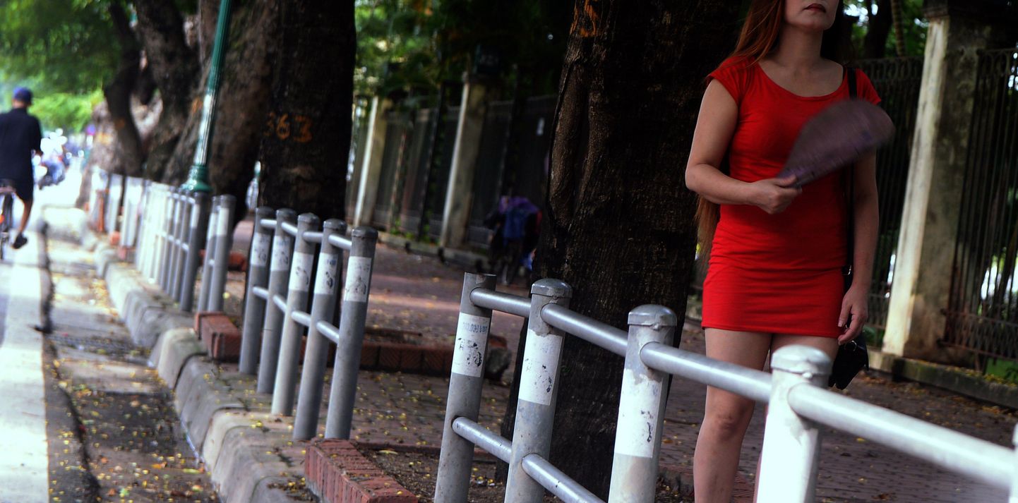 Kliente otsiv prostituut Vietnami pealinnas Hanois.