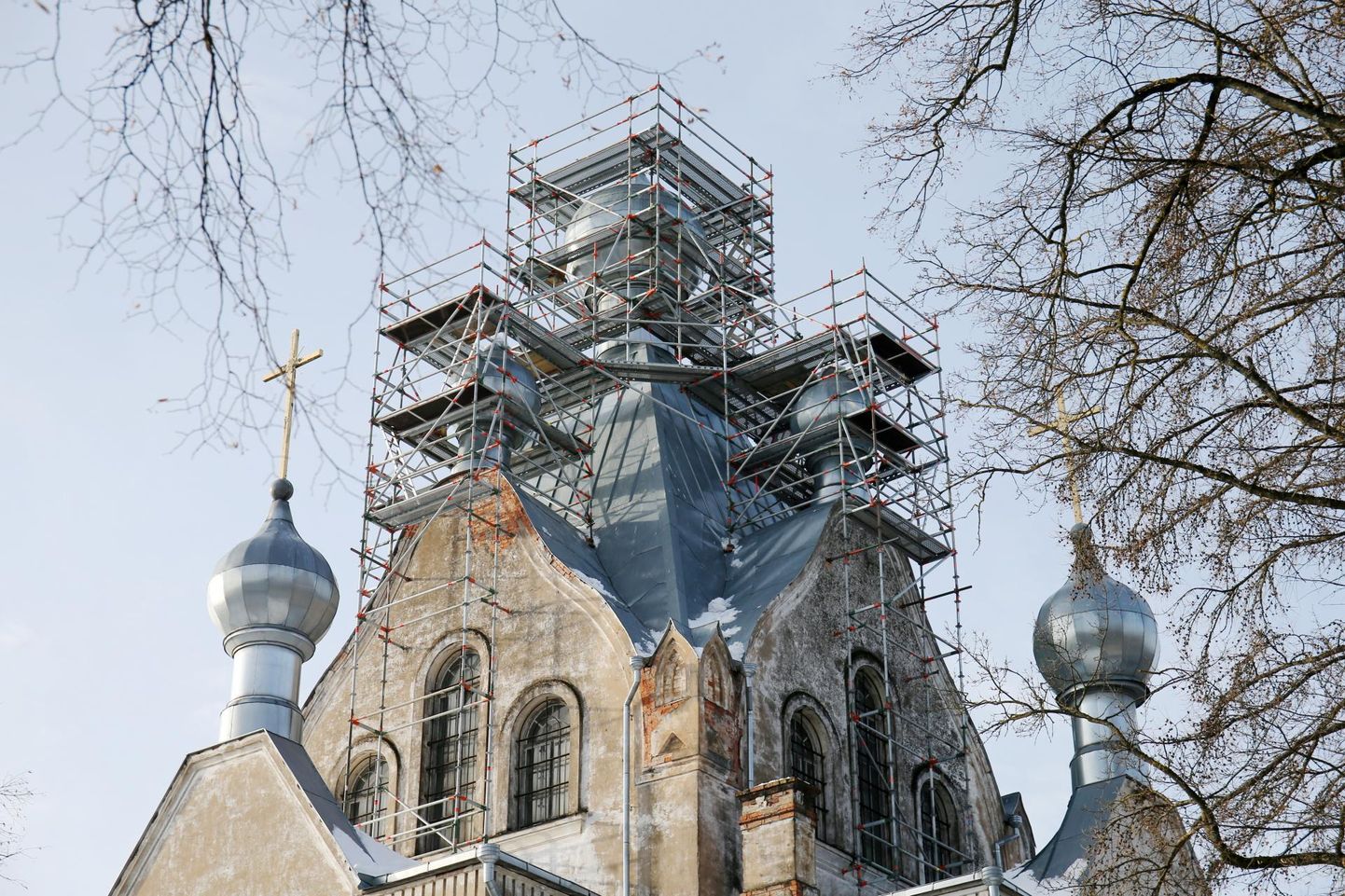 Tartu Pühade Aleksandrite kiriku peal on tellingud katuse restaureerijate ootele seatud.