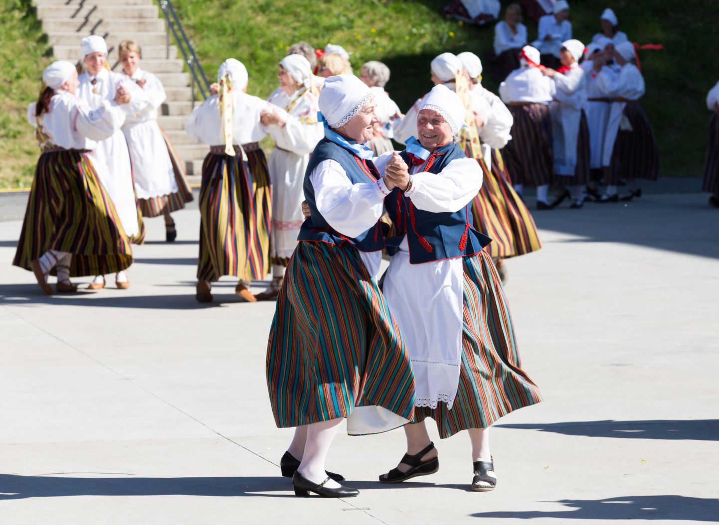 Lõuna-Eesti memme-taadi tantsupidu