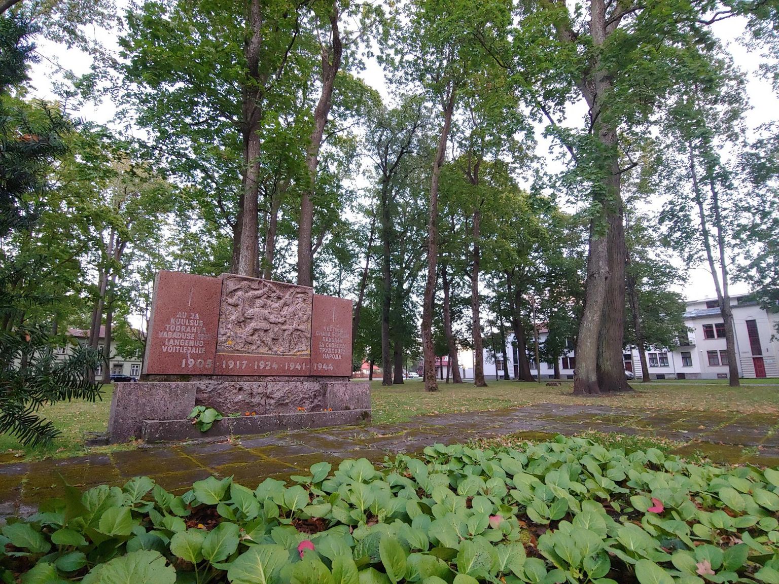 Pärnu linn soovib vabaneda Vanapargis olevast mälestusmärgist.