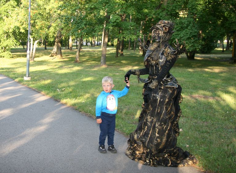 Elav skulptuur köitis nii laste kui ka täiskasvanute tähelepanu.