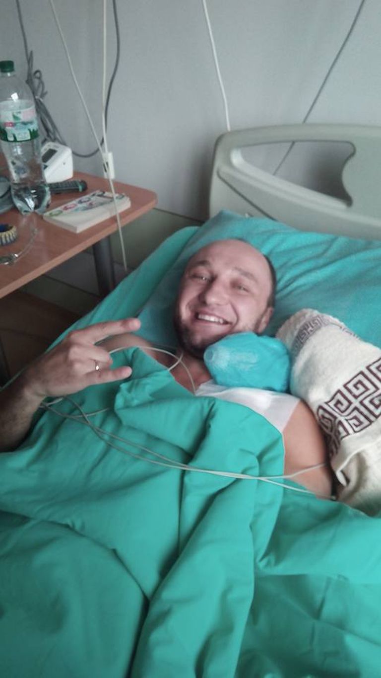 Боец полка «Азов» Тарас в госпитале, после эвакуации.