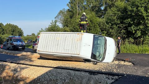 PÄÄSTEOPERATSIOON ⟩ Kraavi põrutanud autos sai viga kolm inimest