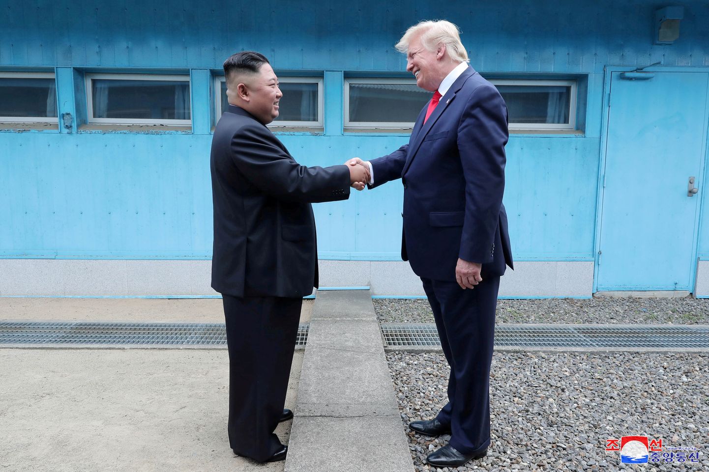 Põhja-Korea liider Kim Jong-un ja USA president Donald Trump kätlemas kaht Koread eraldavas demilitariseeritud tsoonis 30. juunil 2019.
