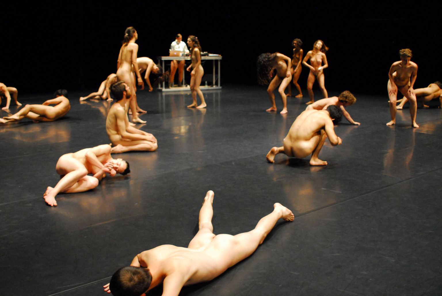 Doris Uhlichi loodud tantsulavastus «alastusest enam»