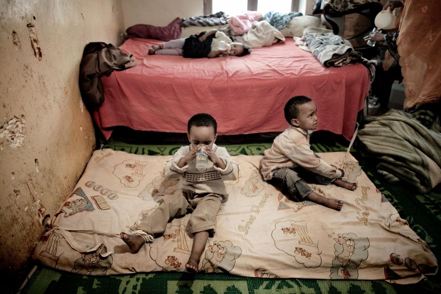 Kolmeaastased kaksikud Hassan ja Hossin ning nende kahe-aastane õde Hannan peavad olema kuus tundi päevas seina külge köidetuna kodus, sest nende ema Selma Ahmed Adem on tööl ja pole kedagi, kes laste järele vaataks. Selma on Somaalia põgenik Jeemenis, kes töötab toateenijana ja teenib umbes 50 dollarit kuus.