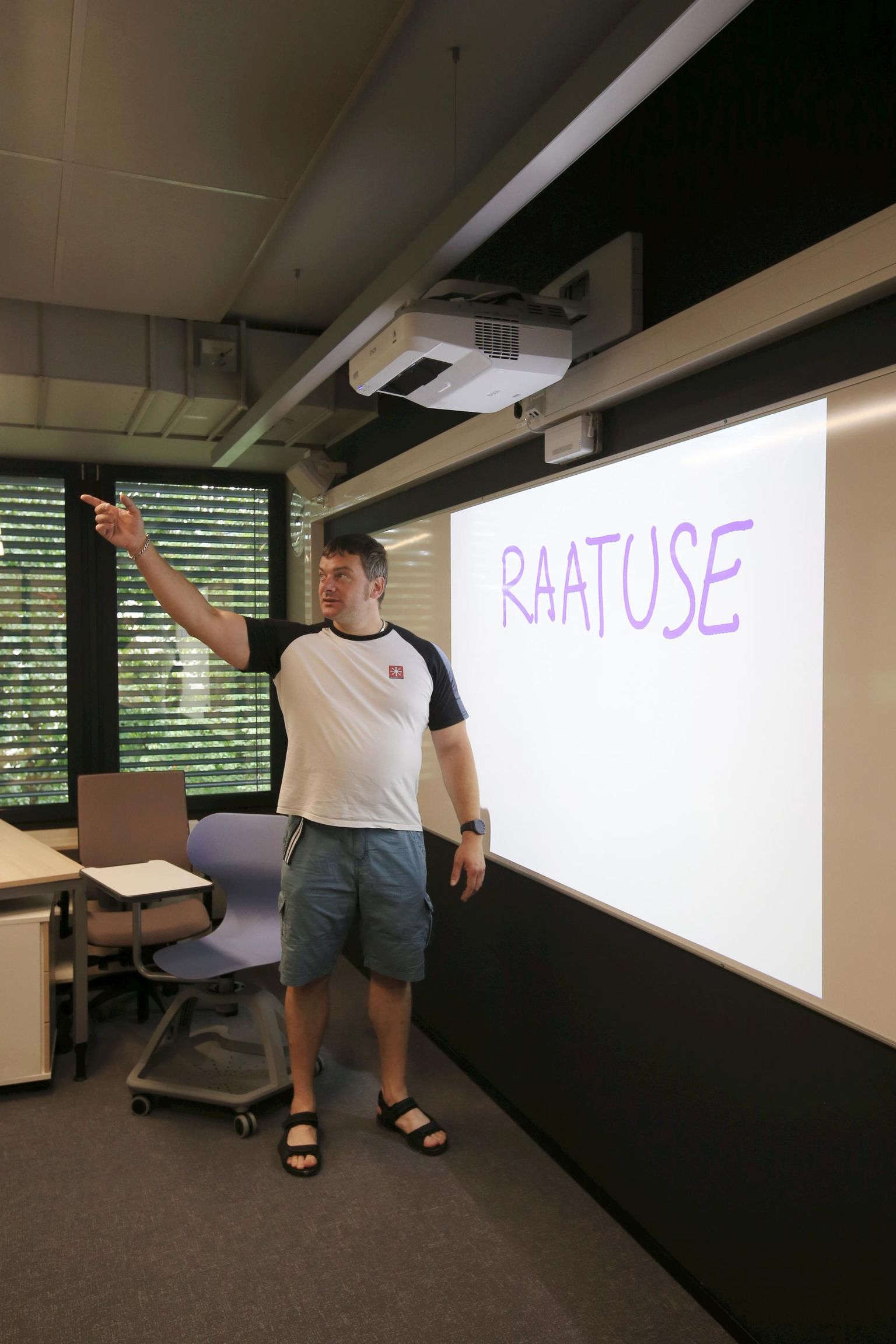 Jaak Ruusmaa OÜ Skarconist näitas, et Raatuse kooli uued laserprojektorid ei jäta klassi ees seisva inimese varju tahvlile.