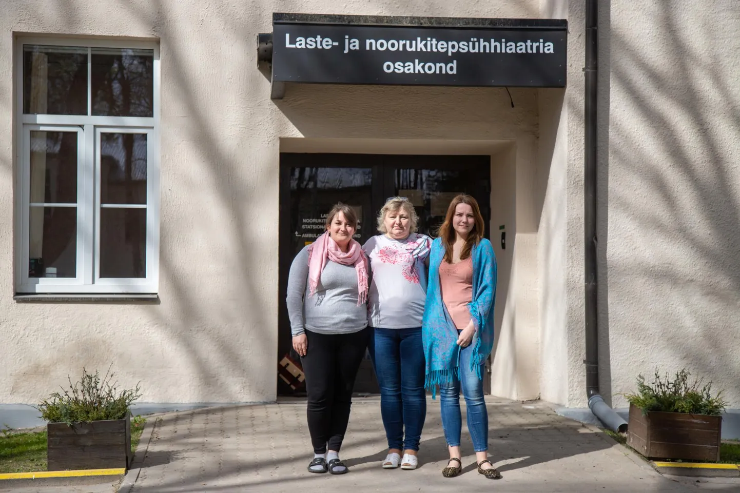 Laste- ja noorukitepsühhiaatria osakonnas avatud lastehoiu tegevusjuhendajad Sandra Karu (vasakul) ja Ande Pajuleht (paremal) koos õde Aili Auksimäega hoiavad lapsi tegevuses terve päeva.