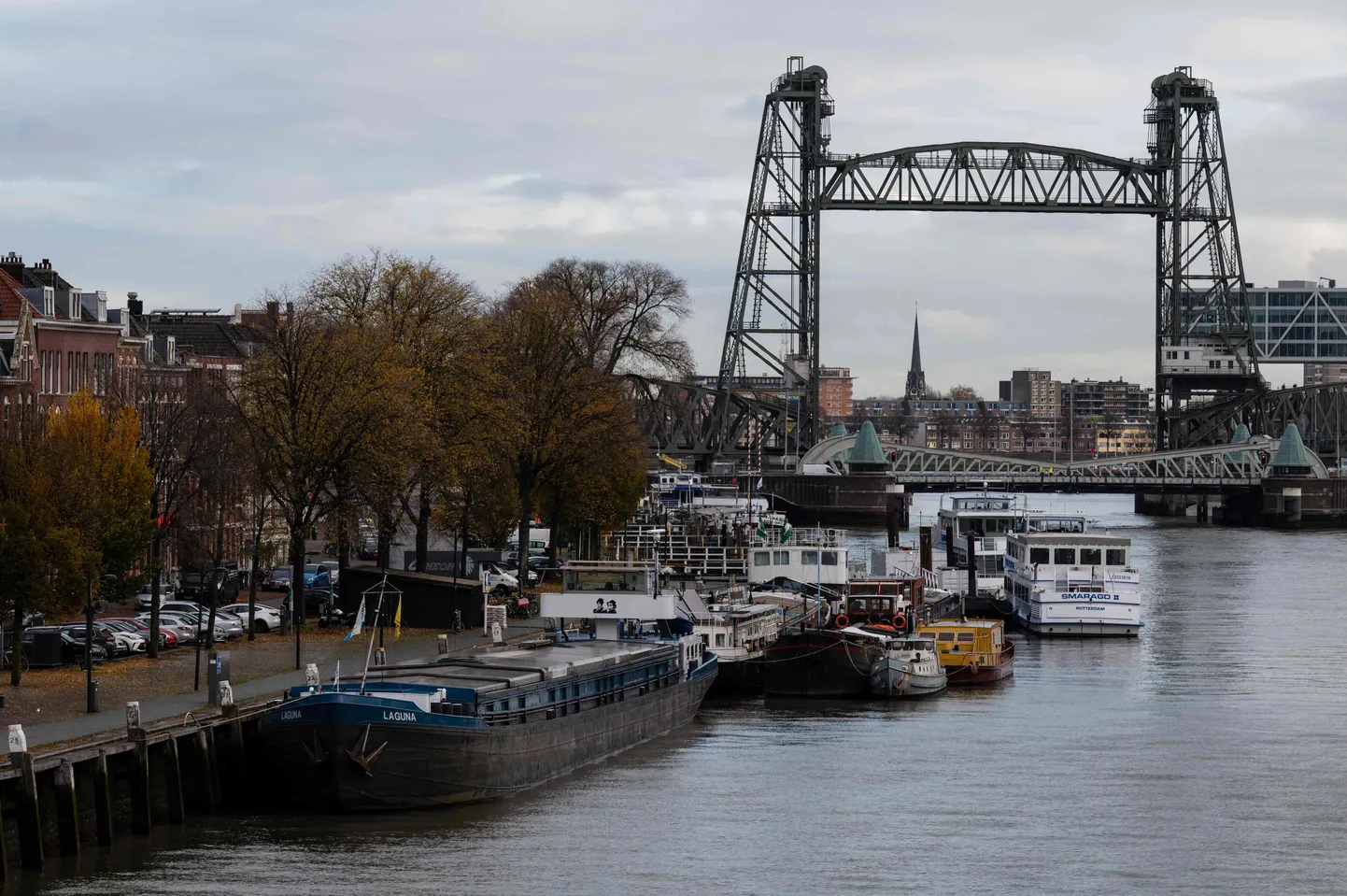 Hollandi Rotterdami Koningshaveni sild, mille keskosa miljardär Jeff Bezose uue superjahi tõttu lammutatakse