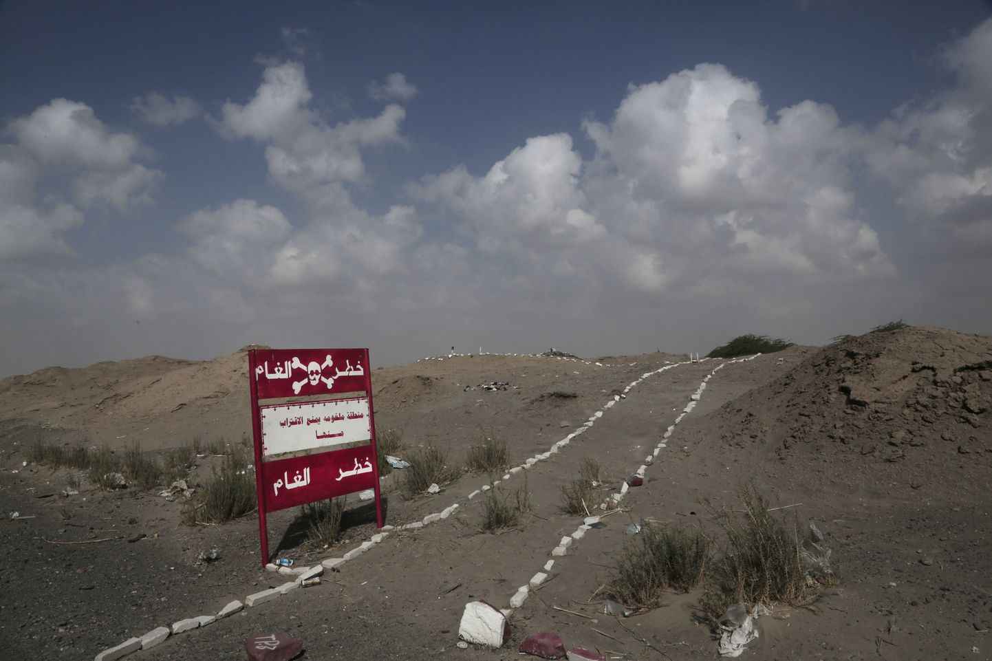 Miinide eest hoiatav silt Jeemenis.