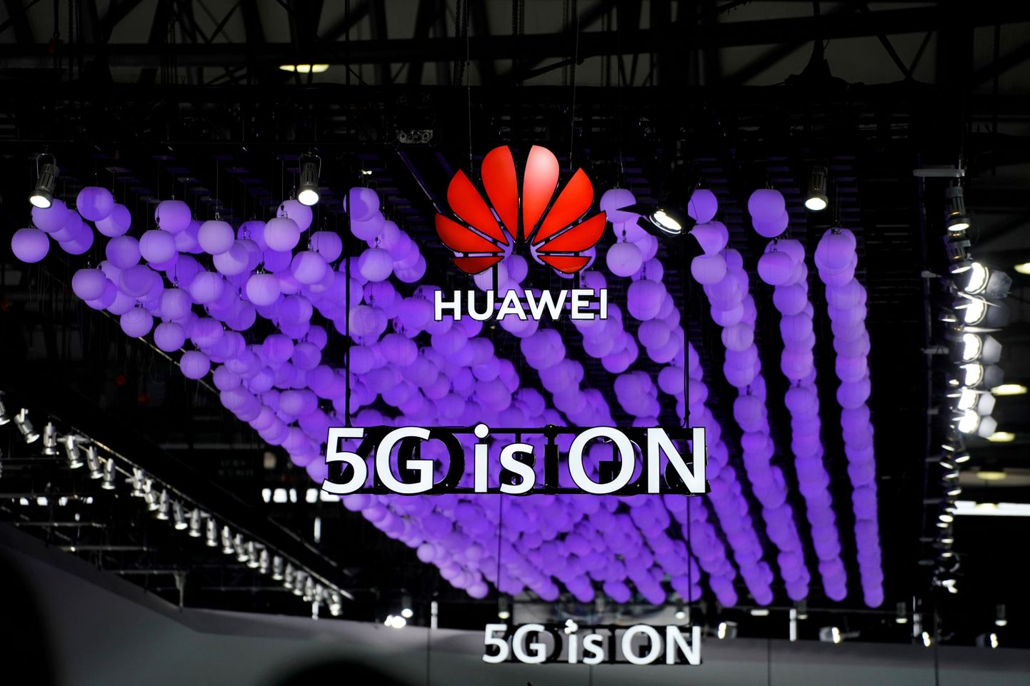 Huawei logo koos 5G märgiga.