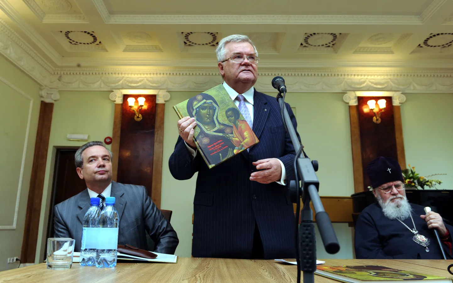 Ikoonialbumit esitlesid linnapea Edgar Savisaar, metropoliit Kornelius ning albumi toimetuskolleegiumisse kuuluv Vene Kultuurikeskuse direktor Juri Poljakov.