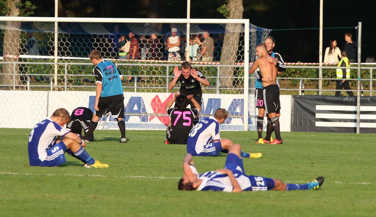 После матча футболисты Nõmme Kalju (в черной форме) не сдерживали своей радости.