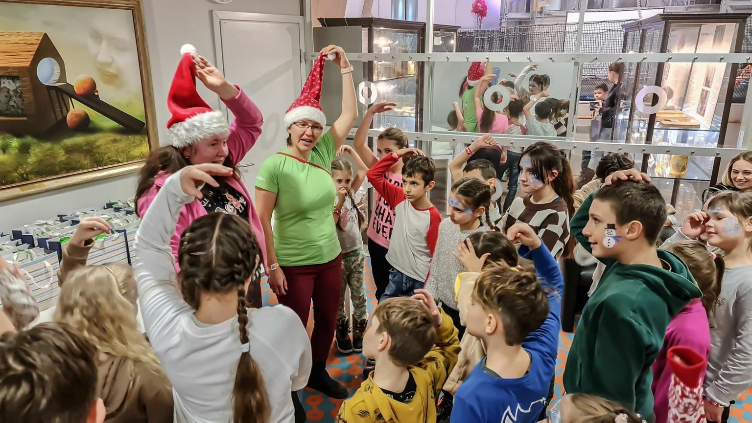 Paide linna piirkondades elavad Ukraina sõjapõgenike lapsed ja nende pered said Tartu Ahhaa keskuses osa lustlikust jõulupeost, mille olid korraldanud neile Eesti Lions klubid.