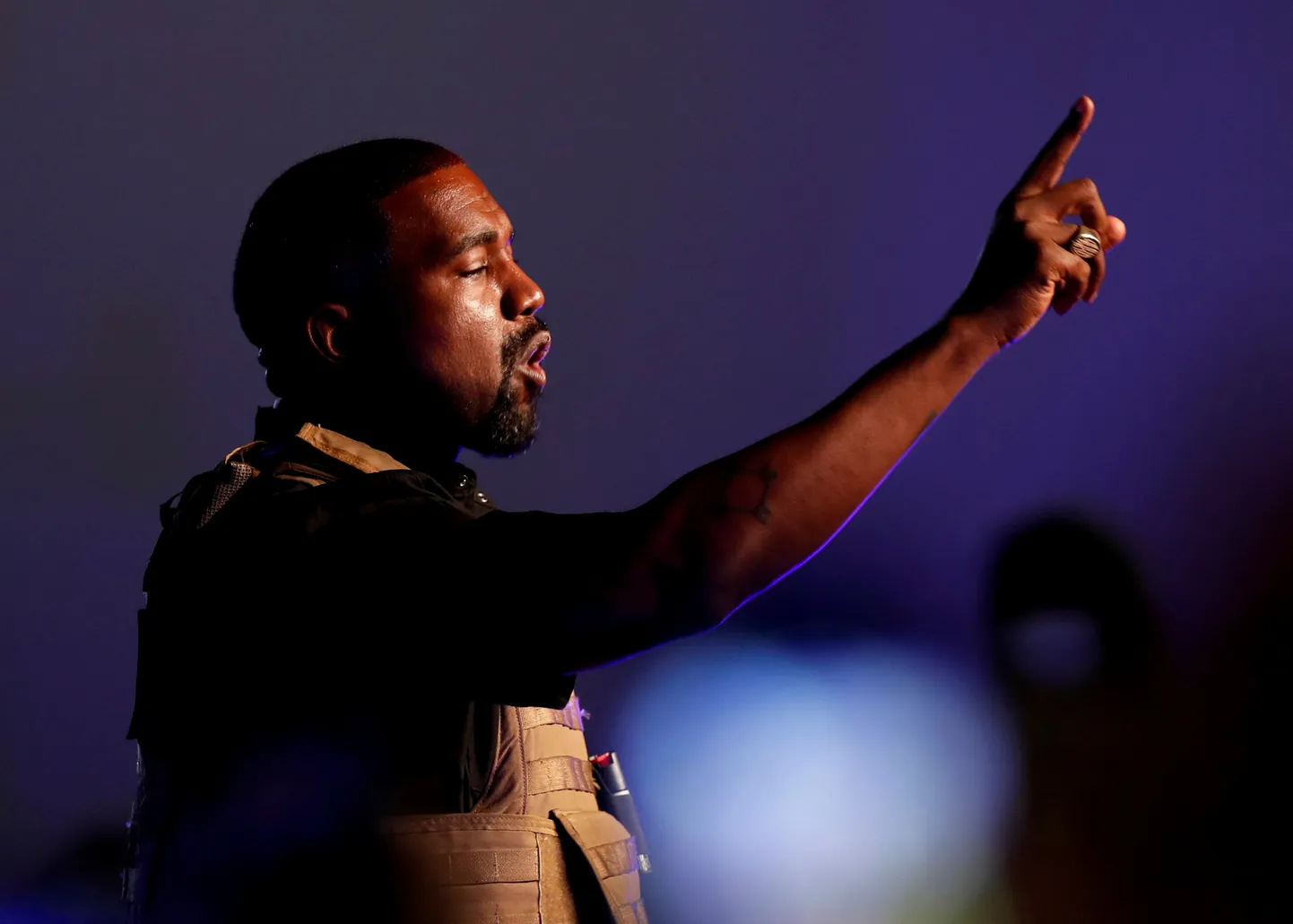 Räppar Kanye West.