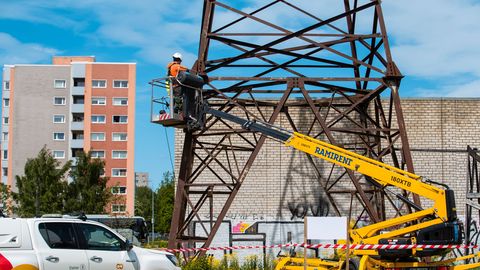 FOTOD ⟩ Putukaväila elektrimastide lammutamine läks lahti oodatust kiiremini