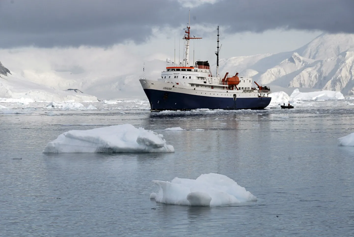 Panama lipu all sõitev ristluslaev Ushuaia jäistes Antarktika vetes.