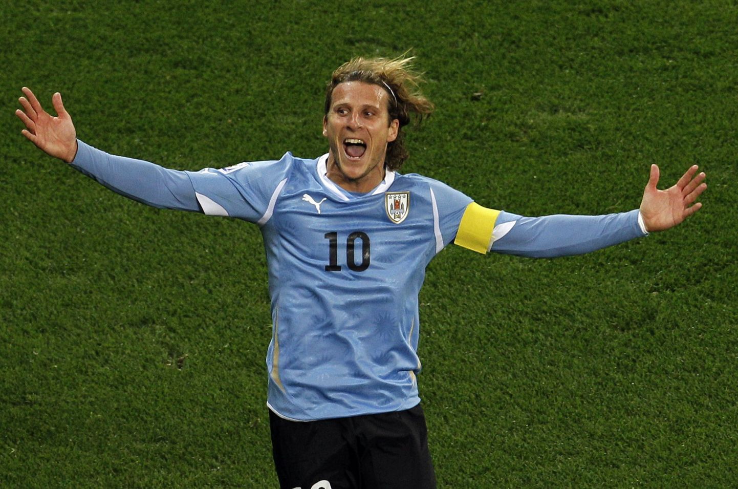 Uruguay koondise kapten, mulluse MM-finaalturniiri väärtuslikeimaks mängijaks valitud Diego Forlan.