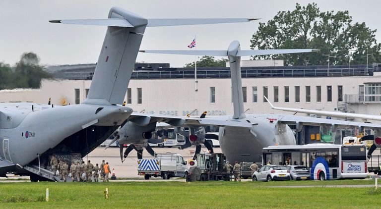 Suurbritannia kuninglik õhuvägi (RAF) Airbus A400M lennuk täna Suurbritannia lõunaosas. Suurbritannia saadab järgmiste päevade jooksul tagasi Afganistani 900 sõdurit, et aidata evakueerimisprotsessiga.
