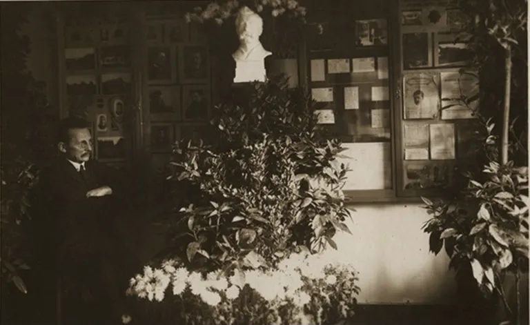 Jānis Greste iekārtotajā Rūdolfa Blaumaņa "rakstnieka stūrītī" 1929. gadā.