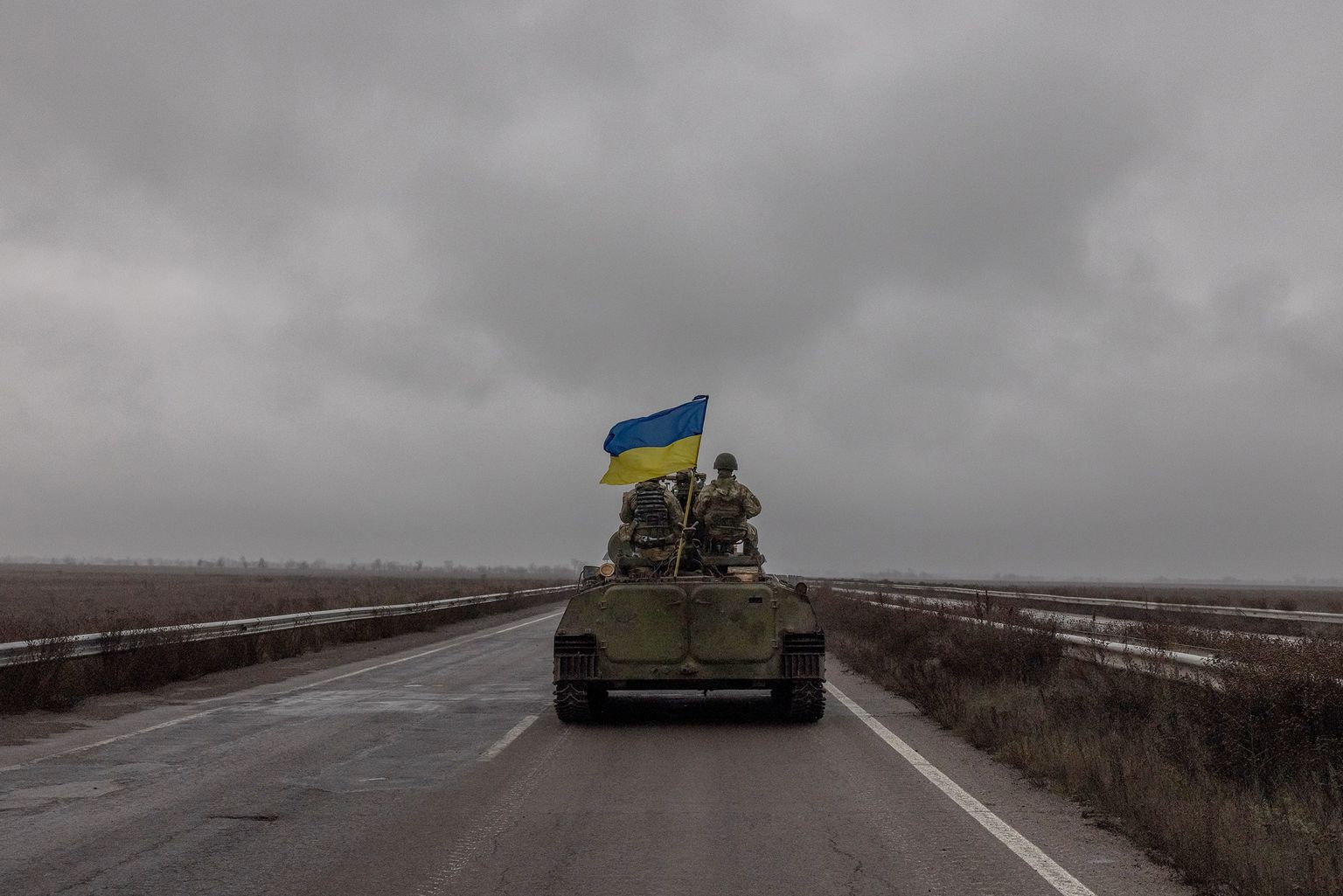 Ukraina sõdurid sõidavad soomukiga maanteel Hersoni linna lähistel.