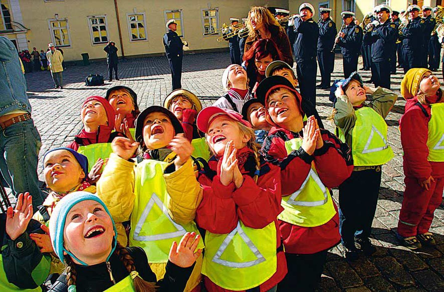 Hurraa, õhupallid! Riigikogu kirjadega pallid tegid Toompeale tulnud laste meele rõõmsaks.