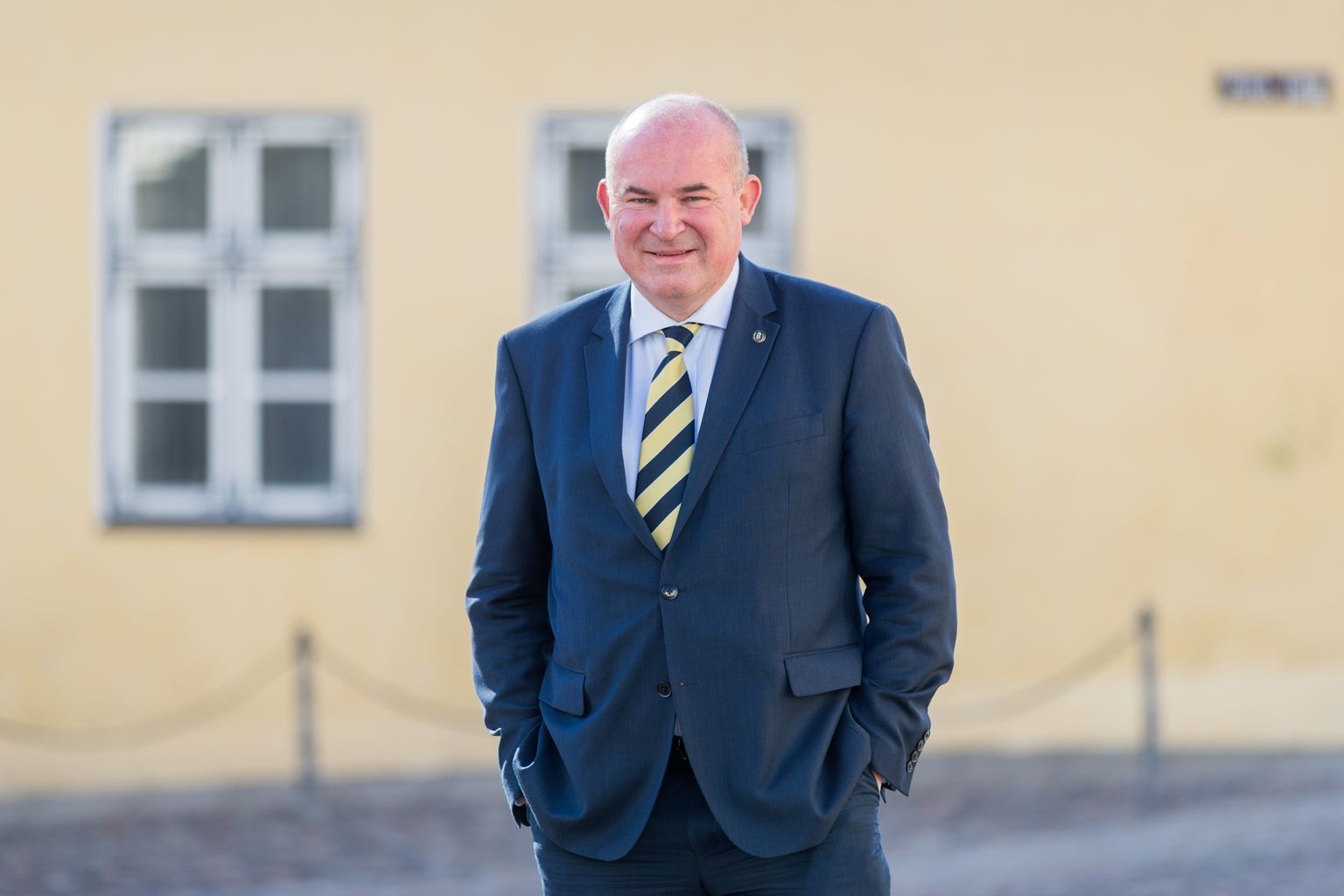 Ungari suursaadik Eestis Vince Szalay-Bobrovniczky resideerub Helsingis ja käib Tallinnas Toompeal asuvas endises saatkonna, praeguses Ungari Instituudi majas asju ajamas paar korda kuus.