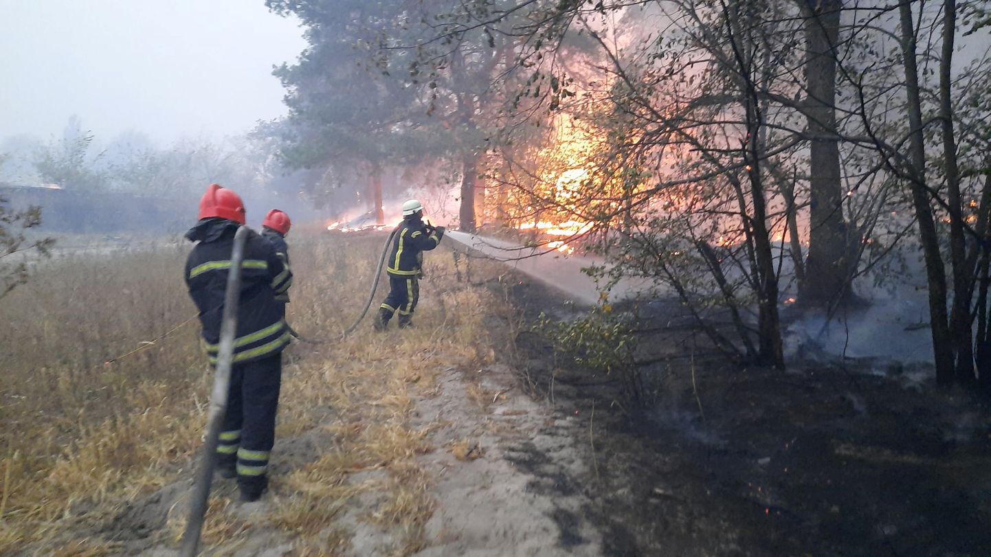 Tuletõrjujad võitlemas leekidega Ukraina idaosas.