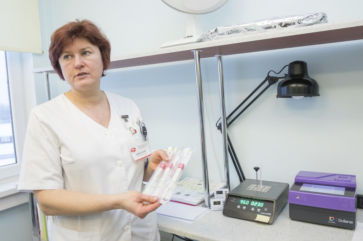Viljandi haigla diagnostikakliiniku vanembioanalüütik Karita Kopp näitas uut gripi diagnoosimise aparaati. Haiguse tuvastamiseks võetakse sügavalt ninast vatitikuga kaaped.