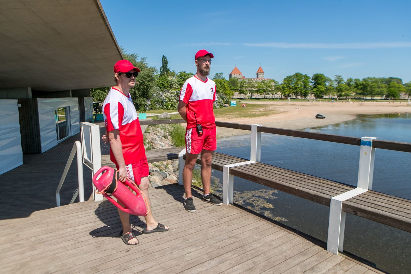 HOIAVAD SILMA PEAL: Rannavalve töötajad Hendrik Hein (vasakul) ja Karel-Mattias Kolli seisavad hea selle eest, et suvemõnude nautijail oleks rannas turvaline.