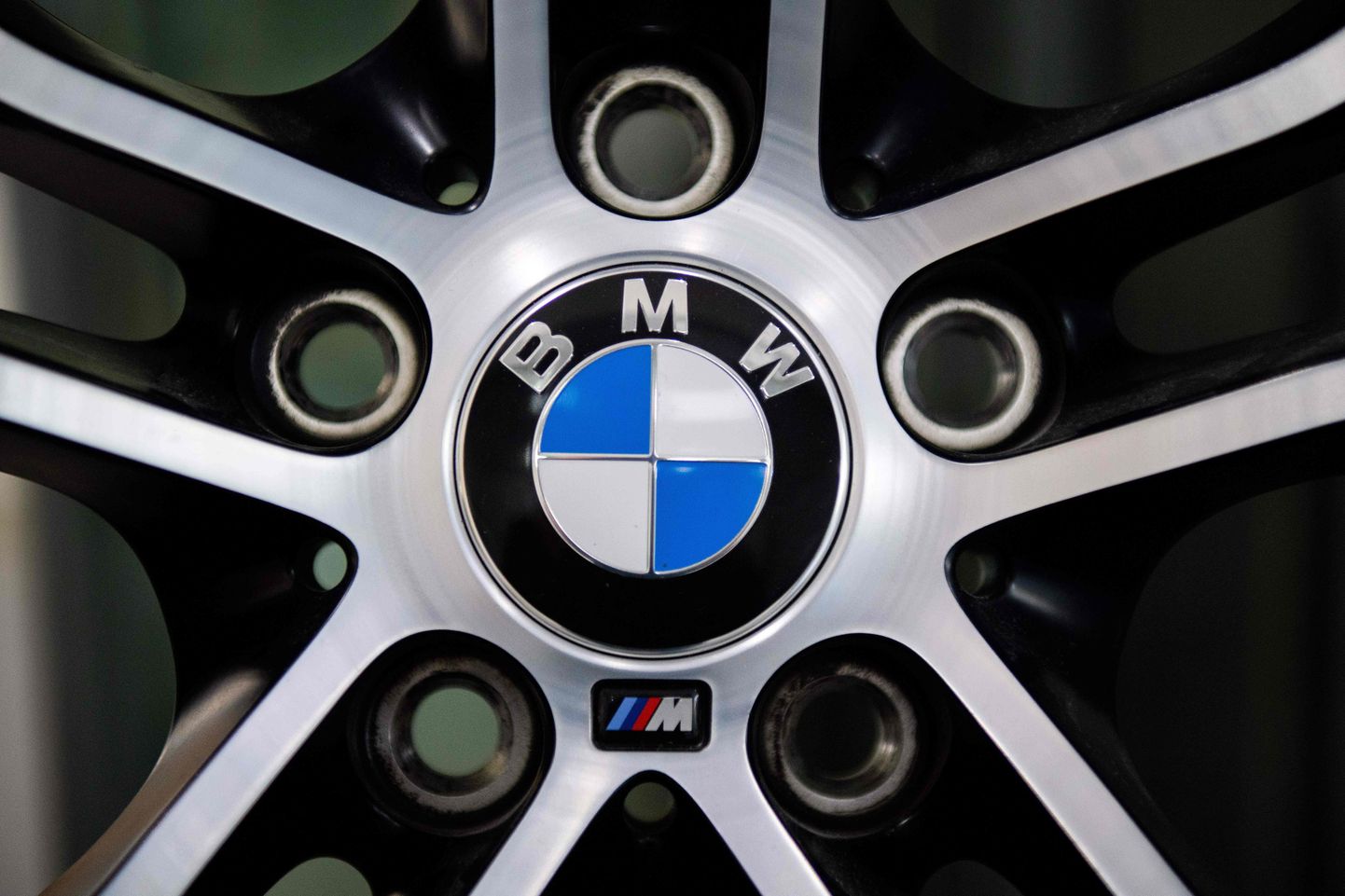 Detail on a BMW wheel trim is seen at the German automaker's dealership in Beijing on October 11, 2018. - German luxury carmaker BMW announced on October 11 a plan to take control of its China joint-venture, the first foreign automaker to take advantage of Beijing's new ownership rules for the sector. (Photo by Nicolas ASFOURI / AFP)
