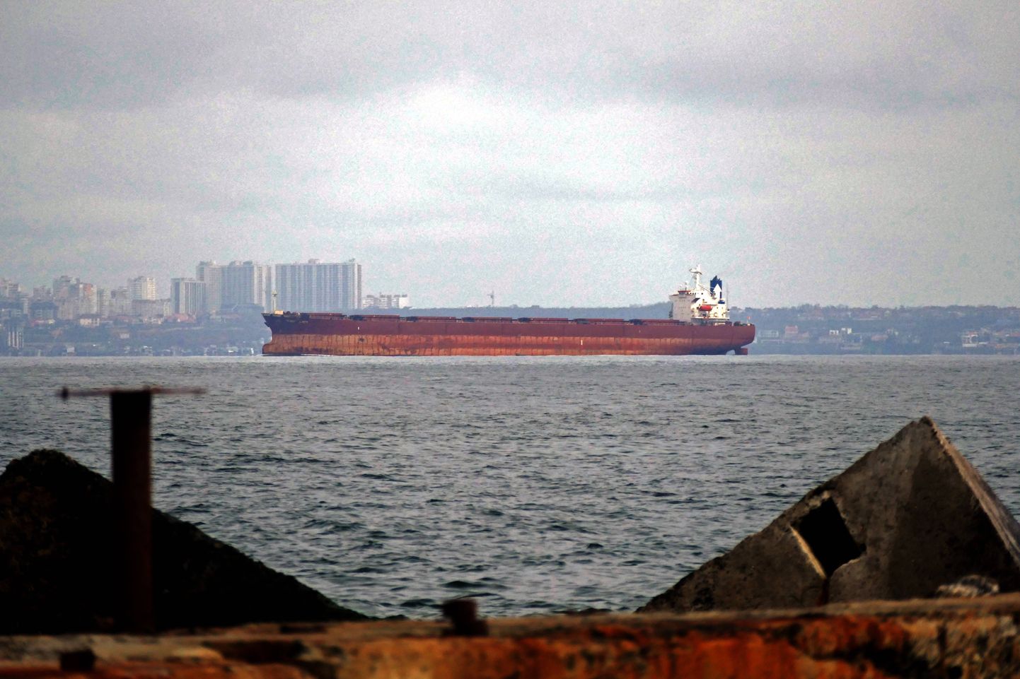 Kaubalaev Odessa sadamas. Foto on illustreeriv,