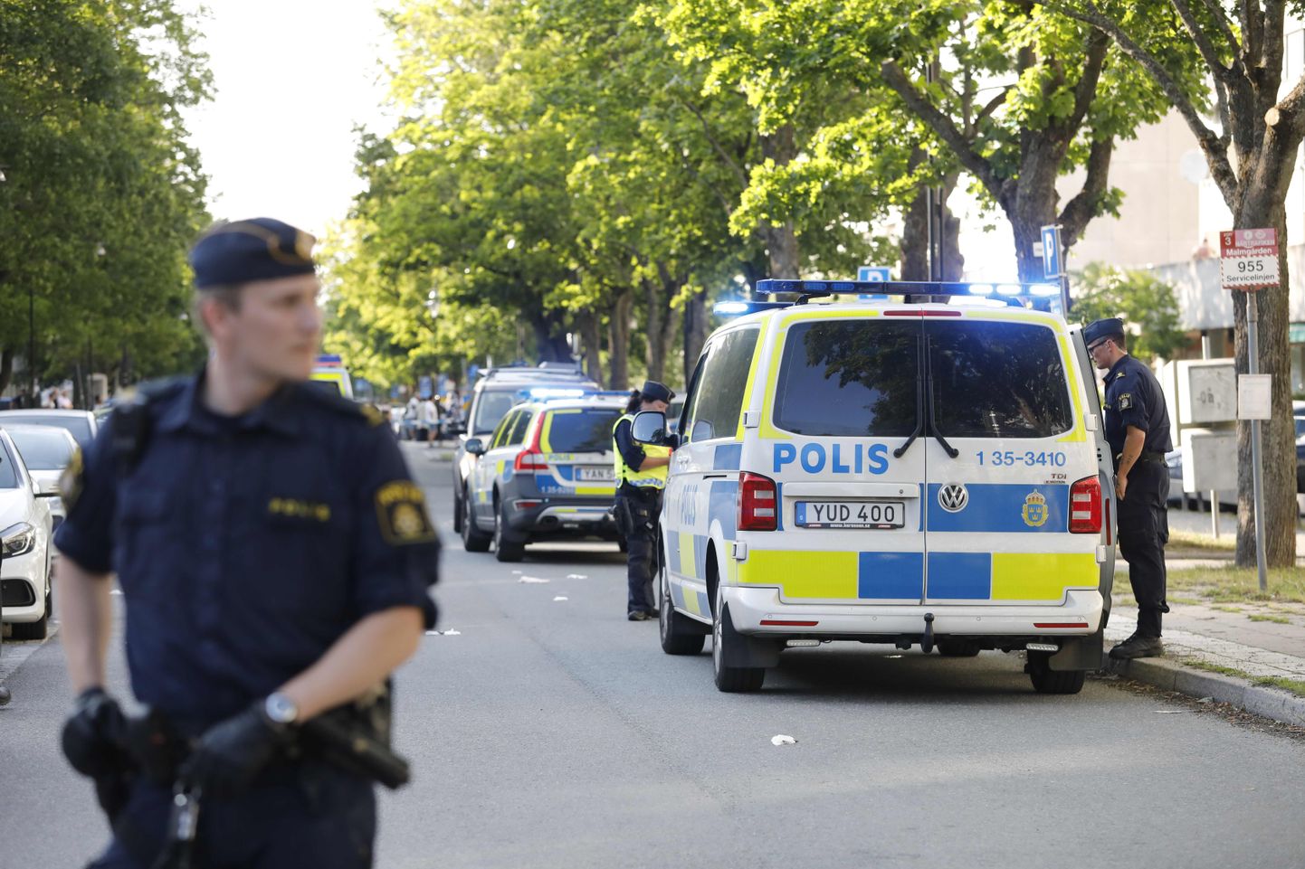 Rootsi politseinukud eelmisel suvel kuriteopaigal Stockholmi lähistel Sollentunas, kus jõukude arvete klaarimises sai surma üks alaealine noormees.