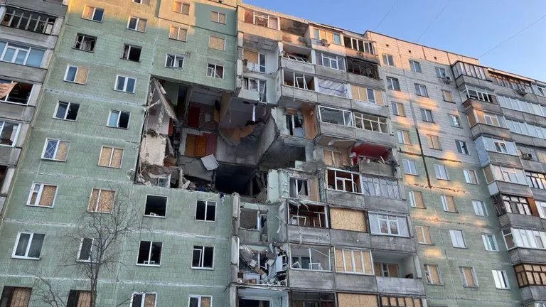 Пробоина размером в три этажа привела к эвакуации многоквартирного дома.