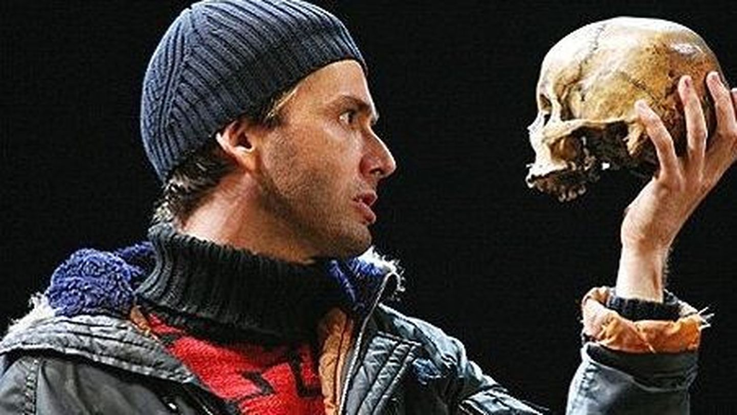 Näitleja David Tennant Hamleti rollis. Ta hoiab käes endise muusiku Andre Tchaikowsky pealuud