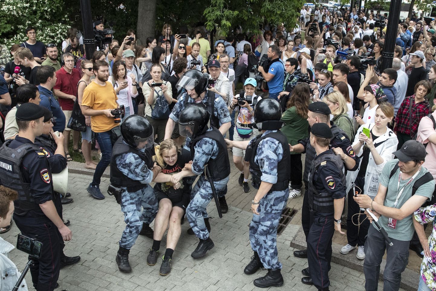 Policija aiztur protestētāju gājiena laikā Maskavā, Krievijā, trešdien, 2019. gada 12. jūnijā.