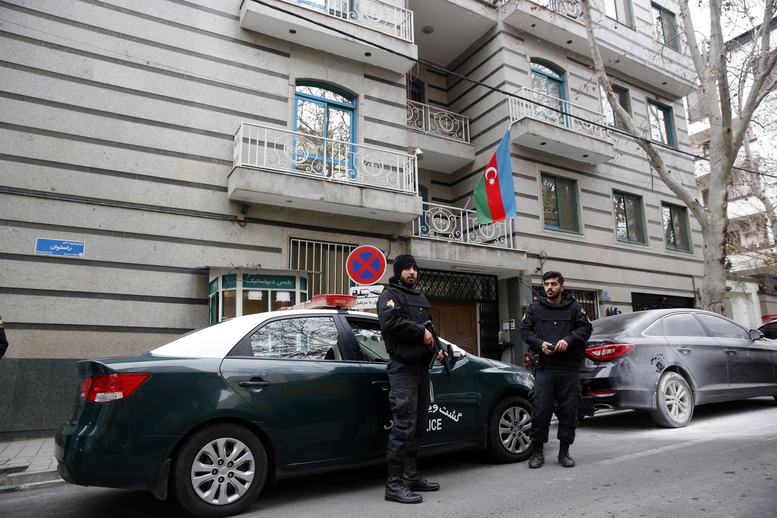 Politseinikud pärast tänahommikust rünnakut Teheranis Aserbaidžaani saatkonna ees.