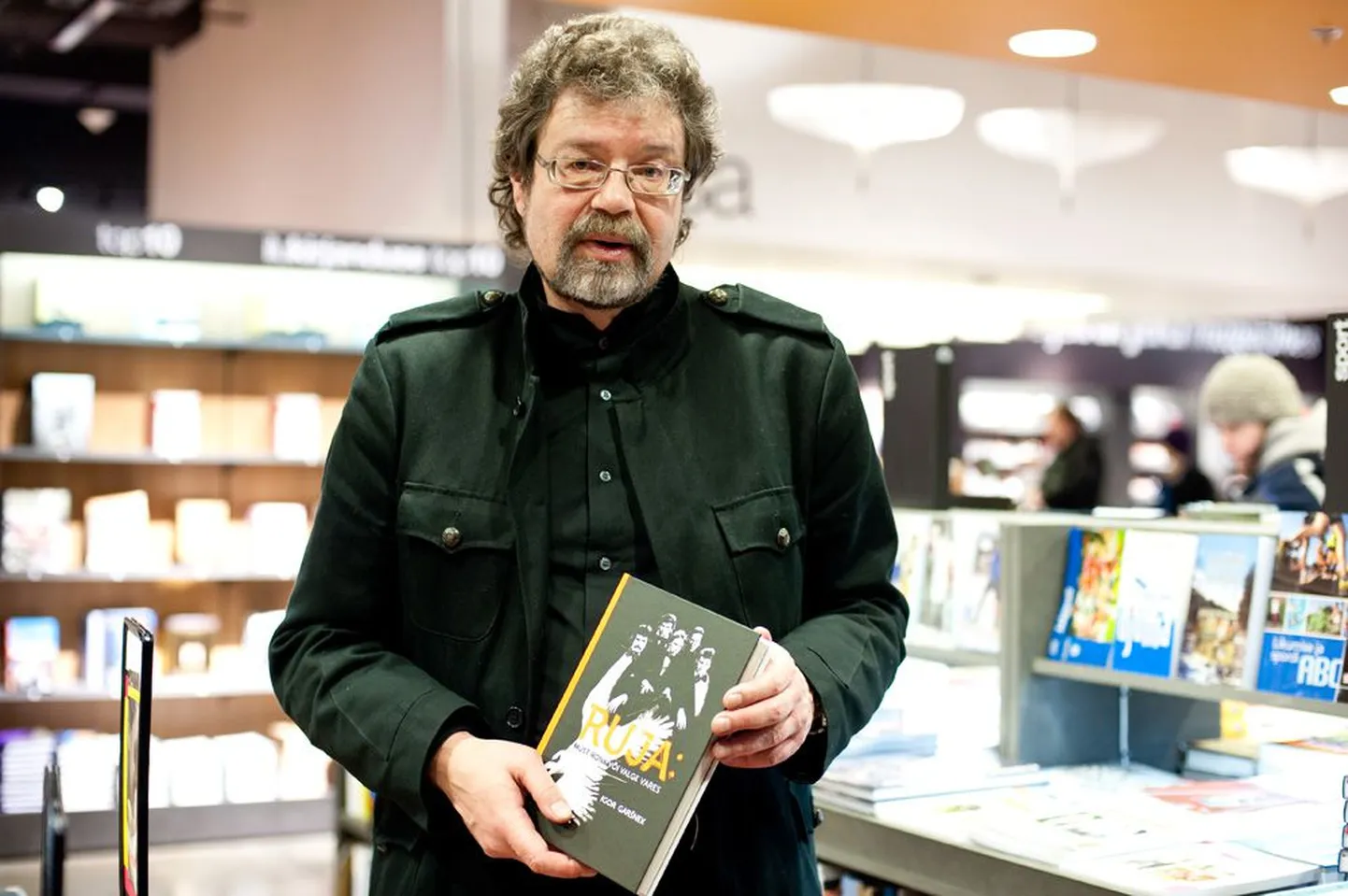 Kolm aastat Rujas klahvpille mänginud Igor Garšnek esitles üleeile oma raamatut «Ruja: must ronk või valge vares».