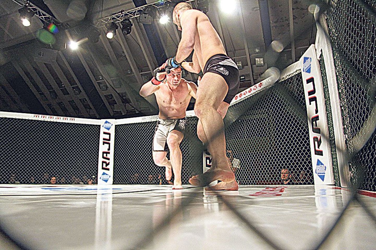 Aprillis võitles Alik Tseiko (punase käesidemega) rootslase Martin Wojcikiga, kelle ta napi kahe minutiga ka alistas.