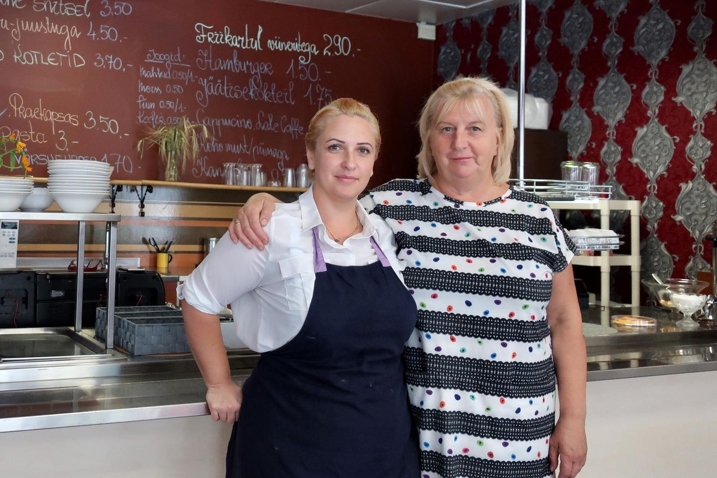 Kokk Tamara Vassiljeva (vasakul) ja juhataja Reet Kästik ootavad linnaelanikke oma taasavatud restorani.