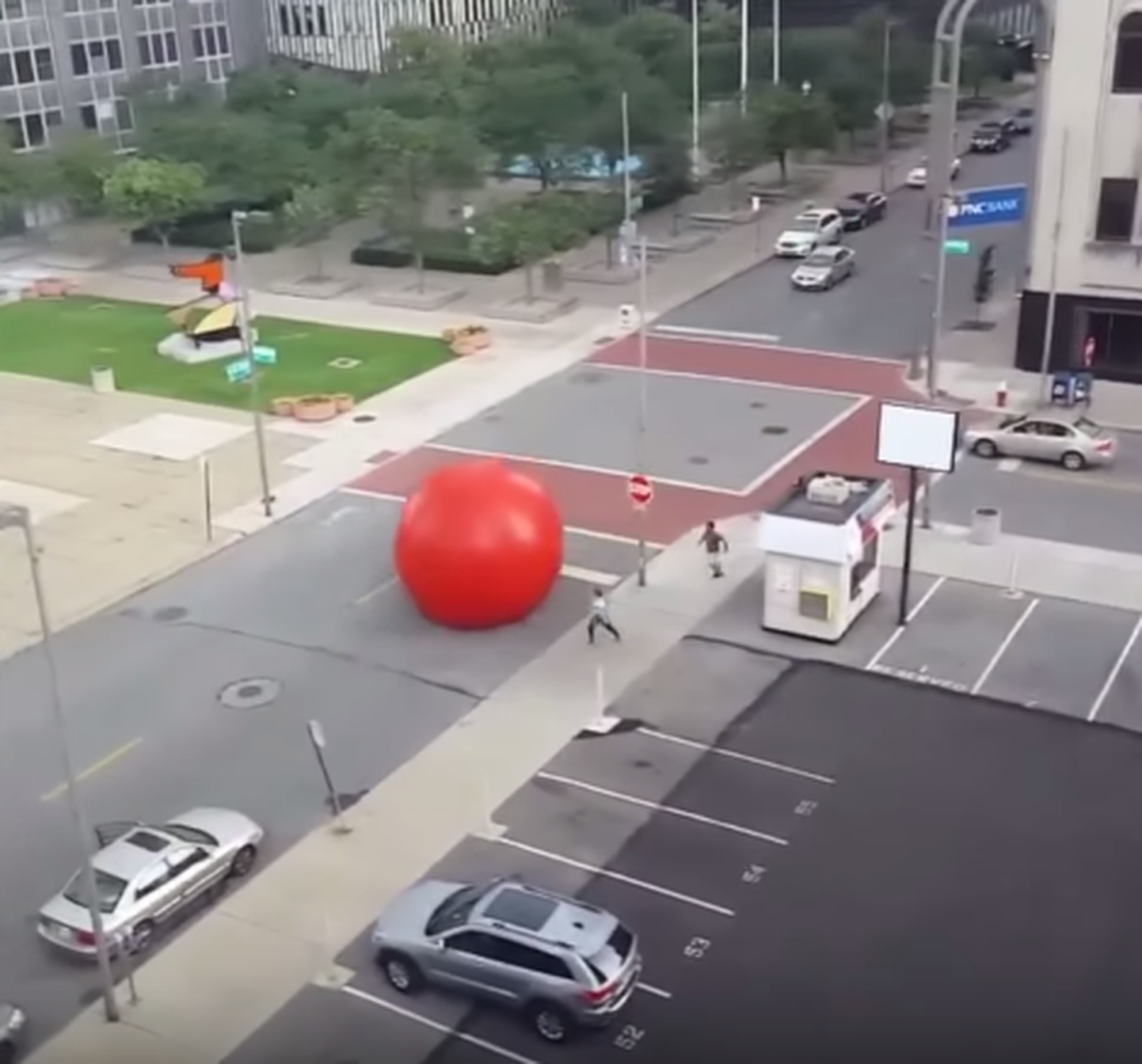 Hispaanias Toledo tänavatel veeres gigantne punane pall
