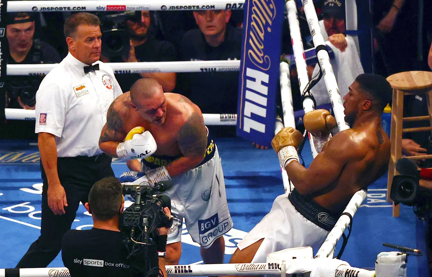 Oleksandr Ussõk (vasakul) ja Anthony Joshua.