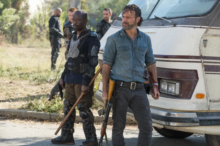 Lennie James Morgan Jonesina (vasakul) ja Andrew Lincoln Rick Grimesina seriaalis «Elavad surnud»