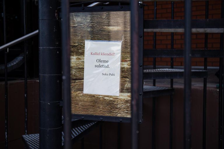 Вчера вечером табличка на двери информировала, что работавший в том же холле "Паб Сокка" закрыт. 