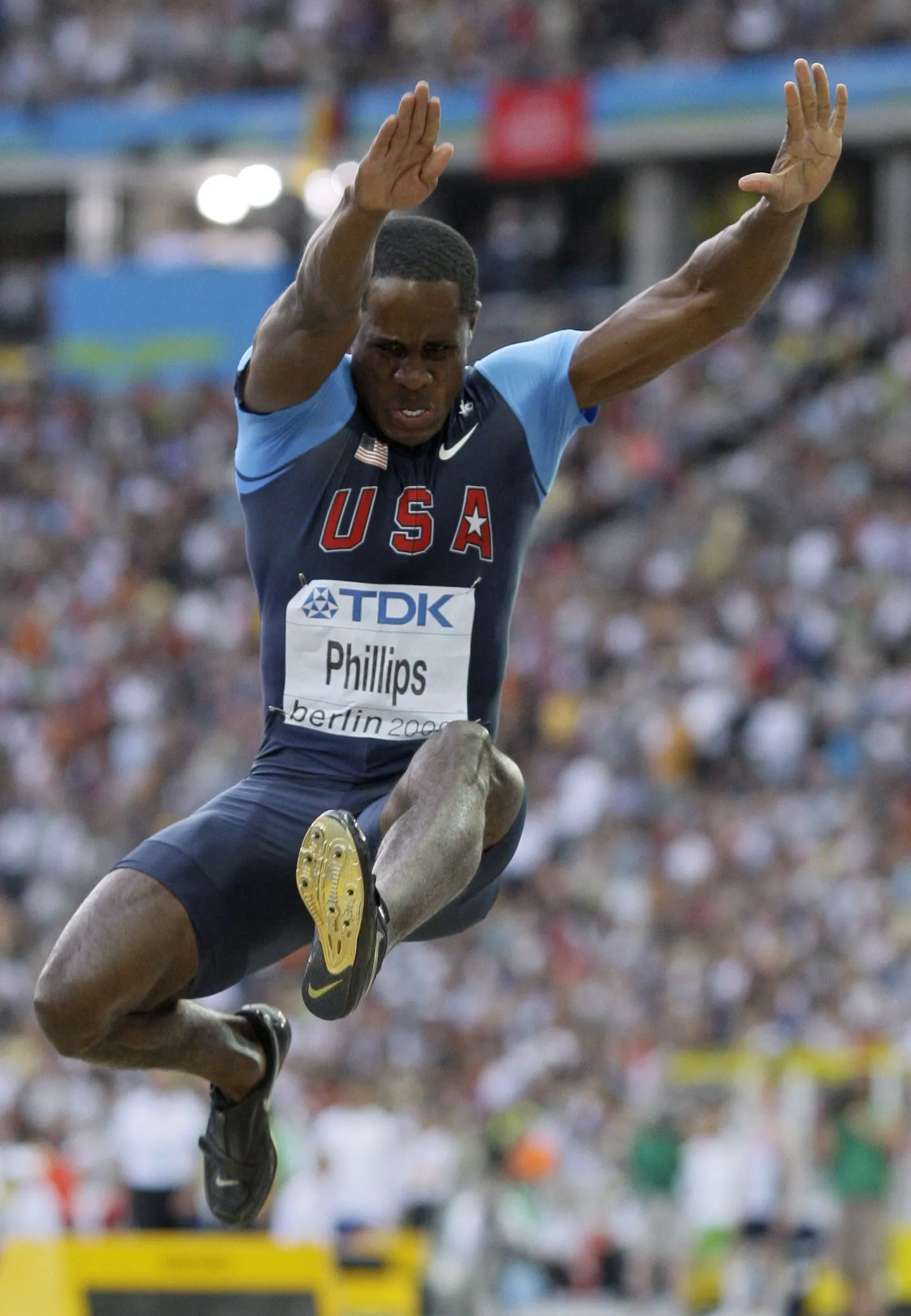 Dwight Phillips võitis kaugushüppes kolmanda maailmameistritiitli.