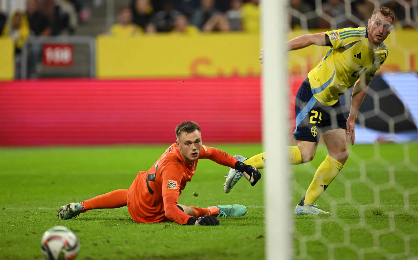 Rootsi poolkaitsja Dejan Kulusevski lööki tõrjub Karl Jakob Hein.