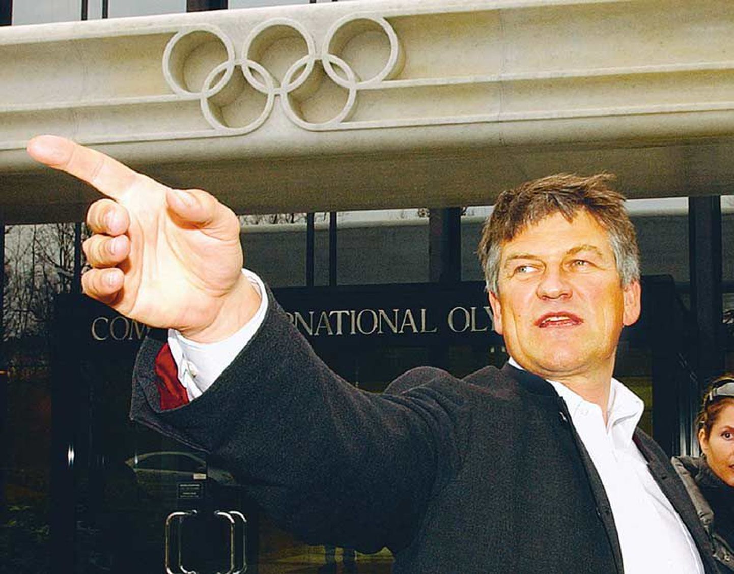 Rahvusvahelise Olümpiakomitee keeldu eirates Torinos tegutsenud Walter Mayer silmi ei peida. Järjekordses dopinguafääris kahtlustatav endine treener on lubanud ROKi presidendi kohtusse kaevata.