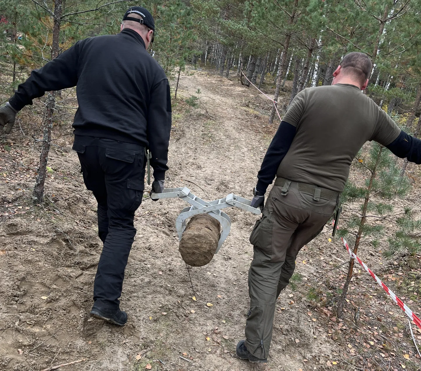Eesti demineerijad ohtlikke lõhkekehi kahjutustamas. Foto on illustreeriv.