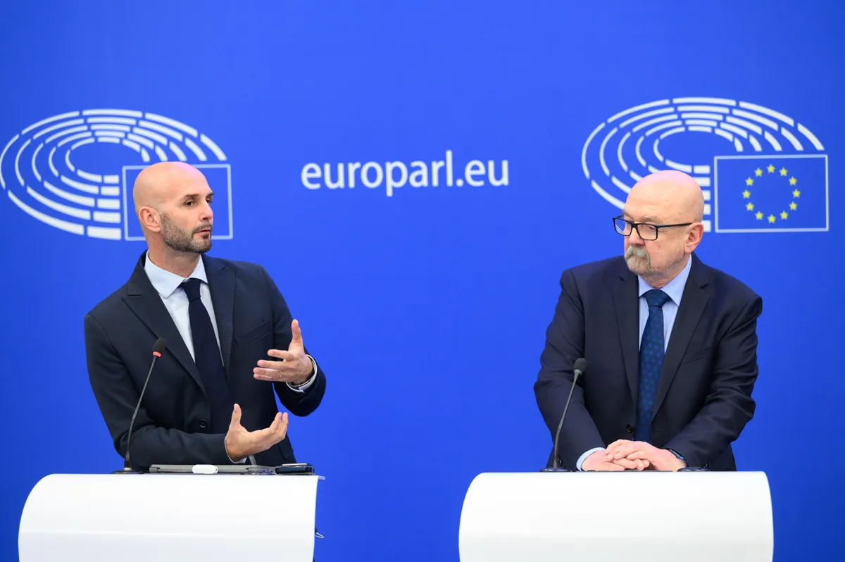 Руководители фракции ECR Никола Прокаччини (слева) и Рышард Легутко на пресс-конференции.