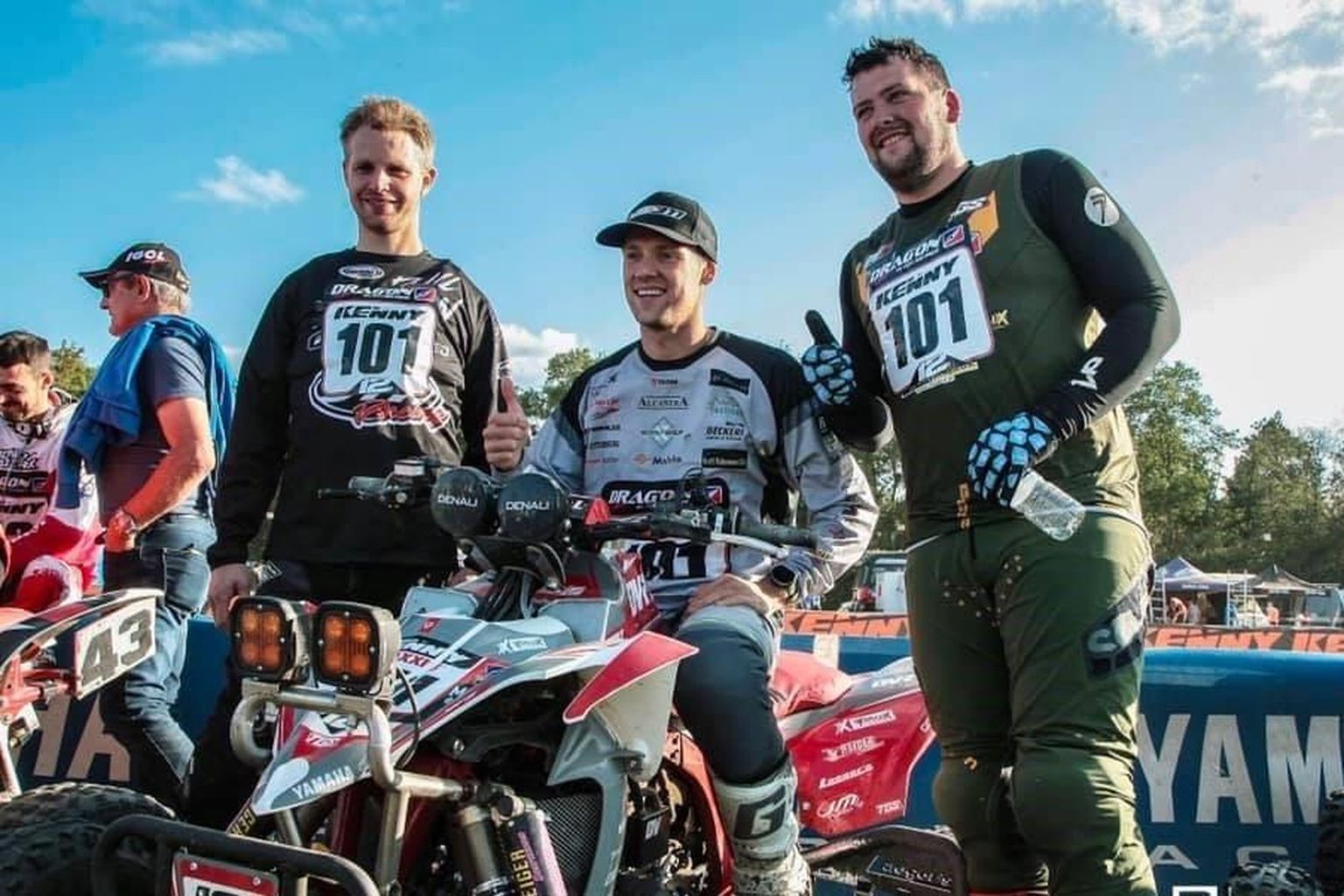 Pärnu motoklubi krossiäss Kevin Saar (keskel) kihutas koos kahe hollandlasega Prantsusmaal pjedestaali teisele astmele.